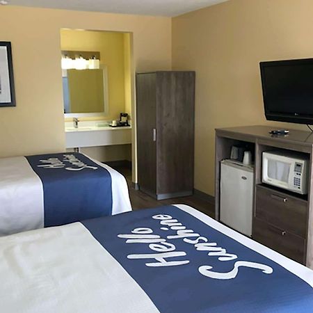 Days Inn By Wyndham Cape Carteret Near Emerald Isle Zewnętrze zdjęcie